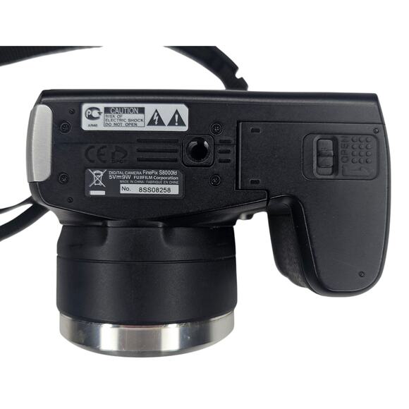 FUJIFILM FinePix S8000fd 18x 8MP Optical Zoom Digital CAMERA SD Card Works As Is - Picture 8 of 14